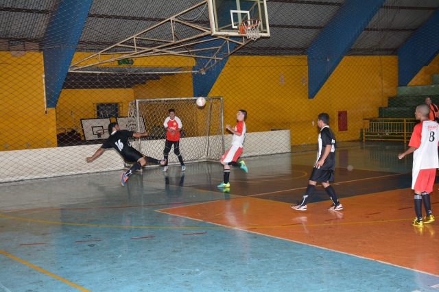 Lance da partida entre Deportivo Nacional e Zabet, que terminou empatada em 2 a 2