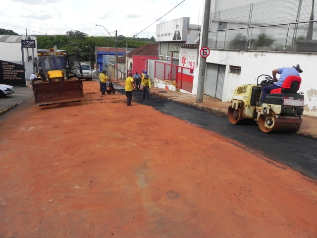 Servidores da Prefeitura terminam obra na rua Piedade