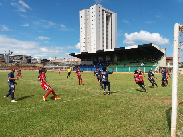 Goleiro do Grêmio da Vila tira bola cruzada na área