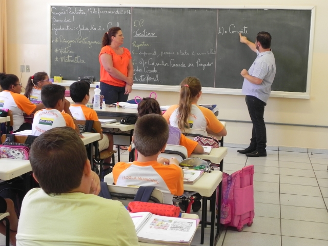 O prefeito Prado, em uma das salas de aulas da escola Edwaldo Roque Bianchini, na Cecap