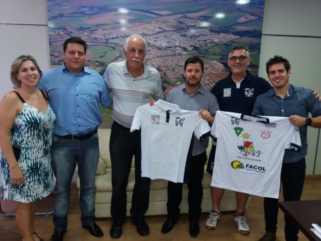 Prefeito e diretores com integrantes da Associação dos Amigos do Voleibol de Lençóis