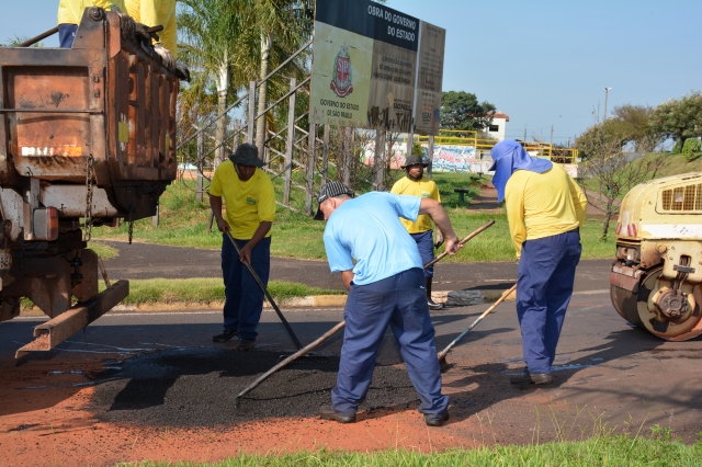 Equipes da prefeitura trabralham no trevo do bairro Maestro Júlio Ferrari