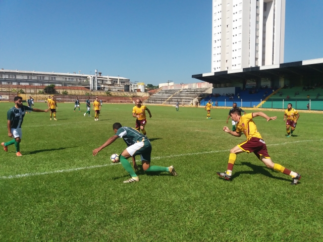 Lance do jogo entre Alfredo Guedes (verde) e CUP