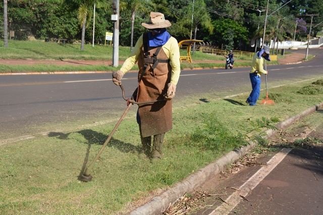 Equipes da DAMA durante a manutenção nos canteiros da avenida Lázaro Brígido Dutra