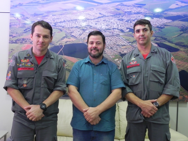 Durante anúncio da realização do projeto, o Capitão Winckler, prefeito Prado e Sargento Sabatini