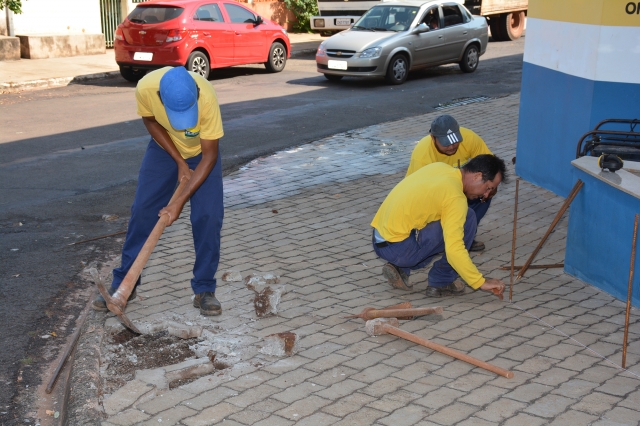 Servidores da Diretoria de Obras trabalham para a construção do acesso para cadeirantes em esquina da rua Guaianazes