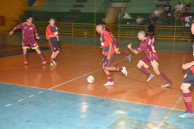 Lance do jogo entre Zabet e Galáticos (uniforme preto e vermelho)