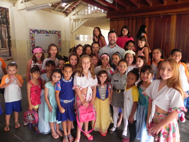 Prado com as crianças da escola Esperança de Oliveira; por conta do Carnaval, crianças foram à escola com fantasias