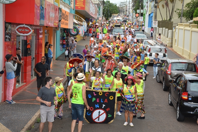 No sábado (25), dezenas de foliões acompanharam o desfile do bloco na rua Quinze de Novembro
