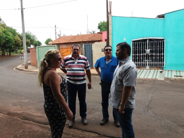 Prado, Licínio e Tupã conversam com Daniele, presidente da Associação de Moradores do Jardim Primavera