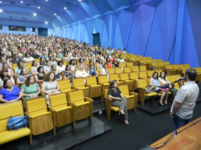 O prefeito Anderson Prado conversou com os presentes antes do início da palestra