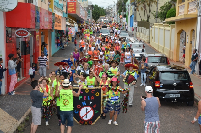 Desfile do Bloco Pela Contra Mão foi um dos destaques do Carnaval da Alegria