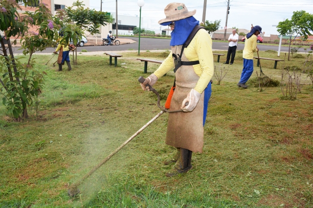 Equipes trabalham na Praça Armelinda Paccola Cusin