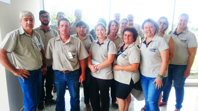 Equipe do Centro Municipal durante palestra no Teatro Municipal Adelia Lorenzetti
