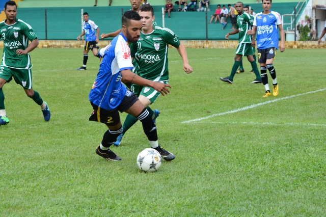 Grêmio Cecap (uniforme azul e preto) derrotou o Palestra no jogo de ida