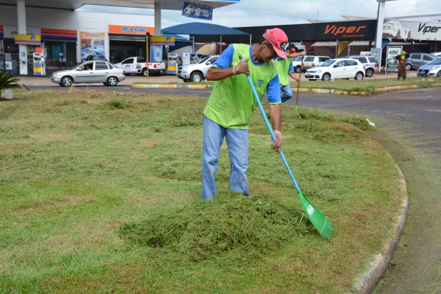 Limpeza em canteiros da avenida prefeito Jácomo Nicolau teve início nesta segunda