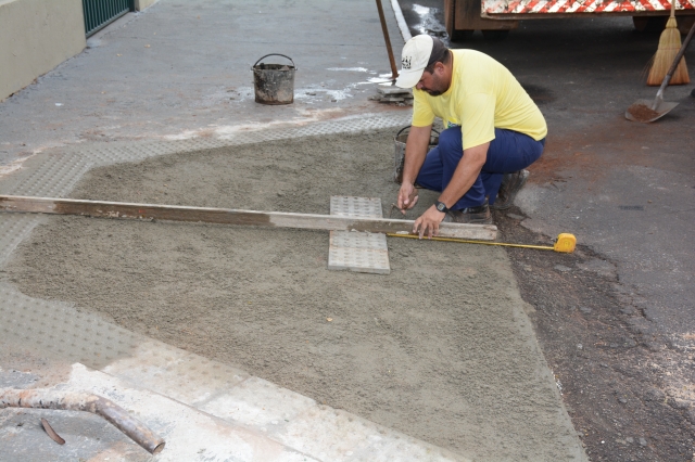 Servidor da Diretoria de Obras trabalham na construção do dispositivo em calçada do SENAI