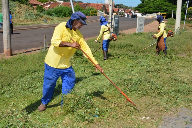 Equipes trabalham em área da Vila Repke nesta quarta-feira