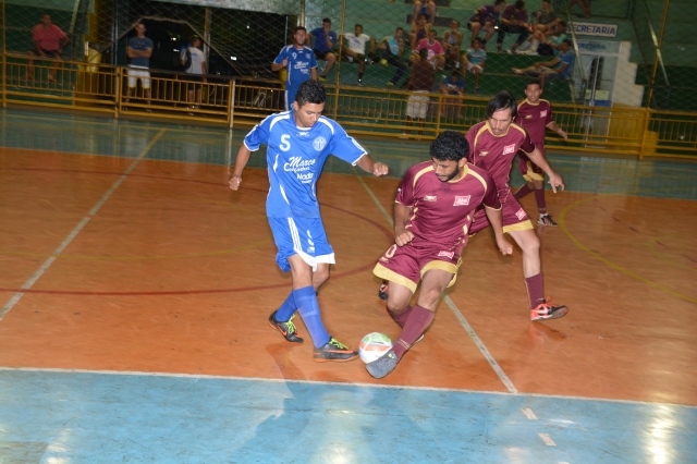 Lance do jogo entre B13 (uniforme azul) e Zabet