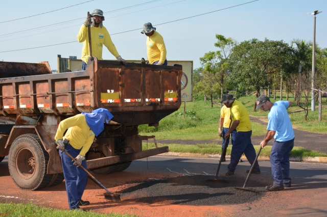 Equipes da Diretoria de Obras durante operação tapa buracos em rotatória de acesso ao Júlio Ferrari