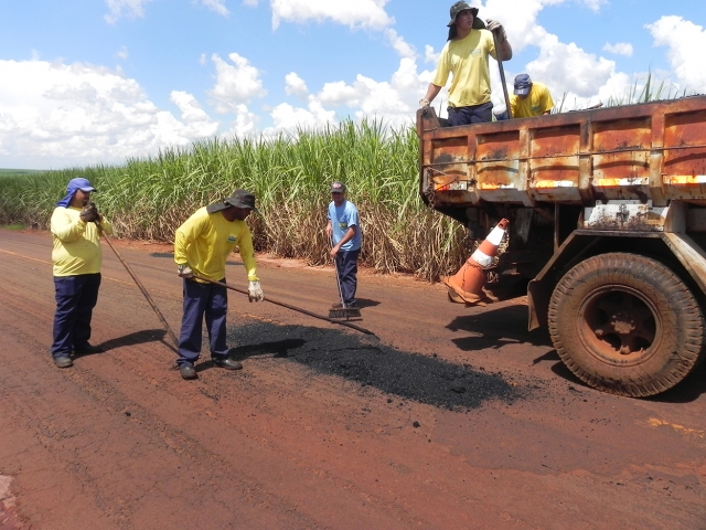 Servidores da Diretoria de Obras durante operação tapa buracos na LEP 363