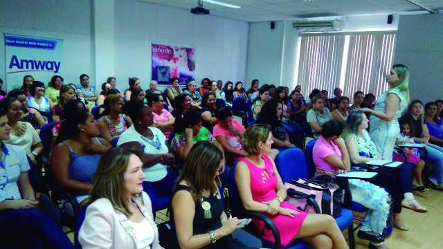 Após a palestra, mulheres participaram de sorteio de brindes e sessões de beleza