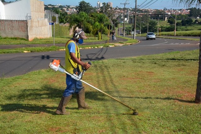 Trabalho na rotatória de acesso ao Jardim Itamaraty teve início nesta quinta-feira (09)