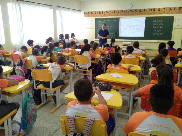 Alunos da escola Maria Zélia Camargo Prandini, do bairro Maestro Júlio Ferrari, no primeiro dia de palestras