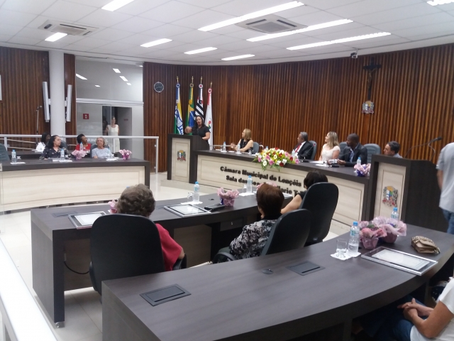 Cintia, em seu discurso, parabenizou todas as homenageadas e destacou a importância da mulher