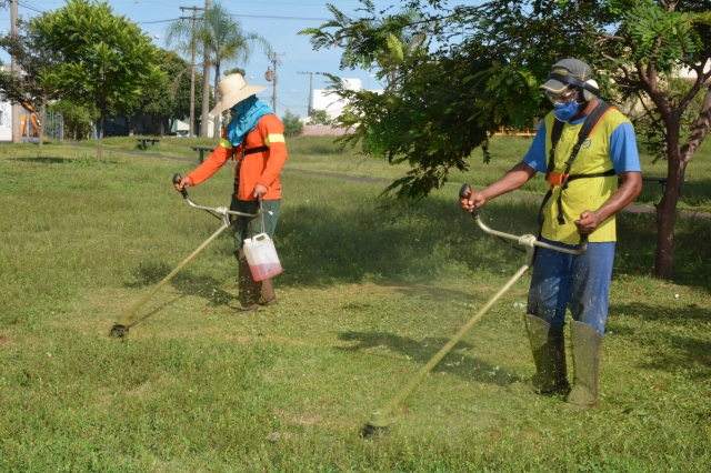 Praça da Juventude passa por manutenção e limpeza nesta sexta-feira