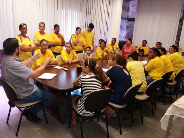 Prefeito enviou para Câmara aumento de 7% no salário dos servidores; acima, reunião de Prado com agentes de conservação e limpeza
