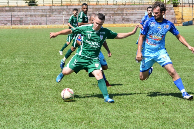 Lance do jogo entre Grêmio Cecap (uniforme azul claro) e Palestra disputado no domingo (12)