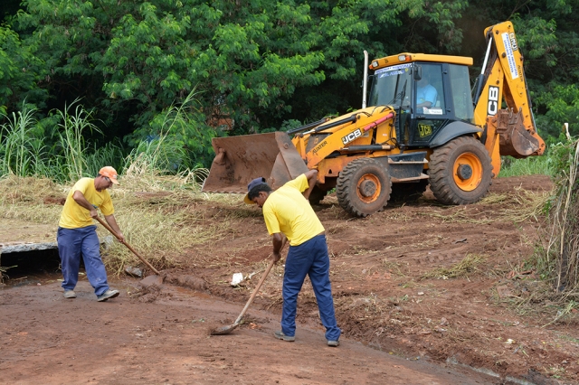Servidores da Diretoria de Obras durante a limpeza em trecho de rua na Vila Repke