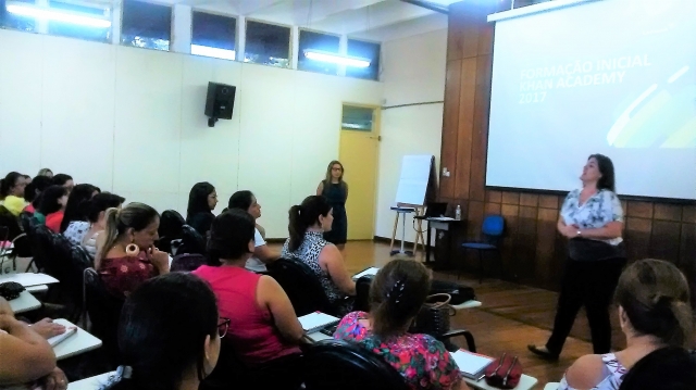 As formadoras Júlia e Mariane orientam professoras sobre Método Khan Academy