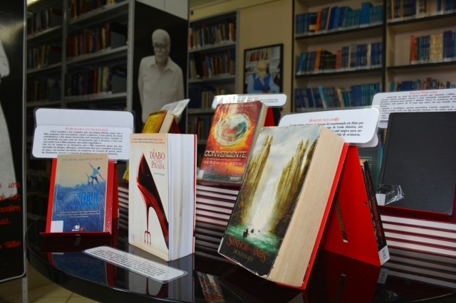 Exposições apresentam livros e panfletos com informações sobre os temas