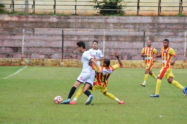 CAL (uniforme branco) eliminou segundo jogo com vitória de 3 a 0 sobre o Sport Lençóis