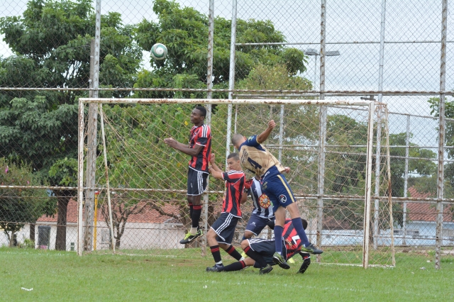 Renegados (uniforme vermelho e preto) venceu o Nova Lençóis na rodada de domingo