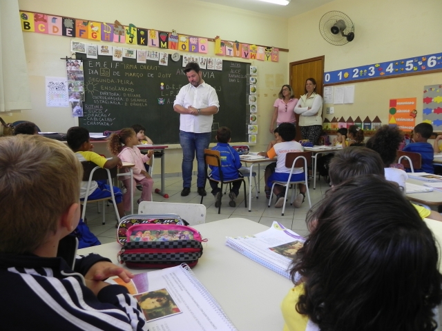 Na manhã desta segunda-feira (20) o prefeito Prado esteve nas escolas Irma Carrit e Lina Bosi Canova