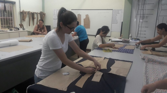 Alunos participam de curso de confecção de camisetas no CMFP