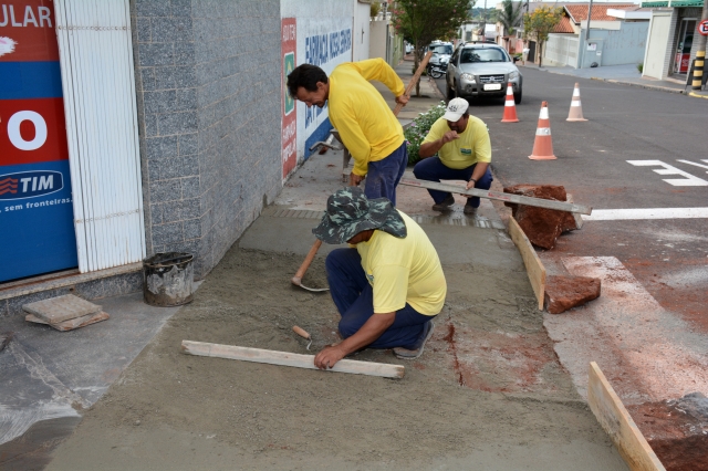 Servidores trabalham no dispositivo para cadeirantes na esquinas das ruas José do Patrocínio com Pedro Natálio