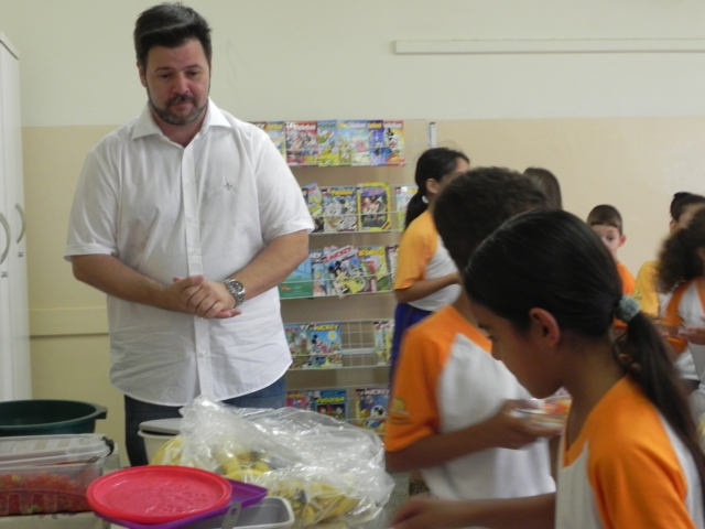 Na escola da Vila Bacili, crianças se servem da merenda durante o recreio