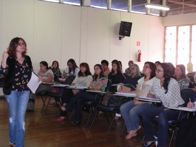 A coordenadora deste ano, Rosângela Morelli, durante o início do treinamento
