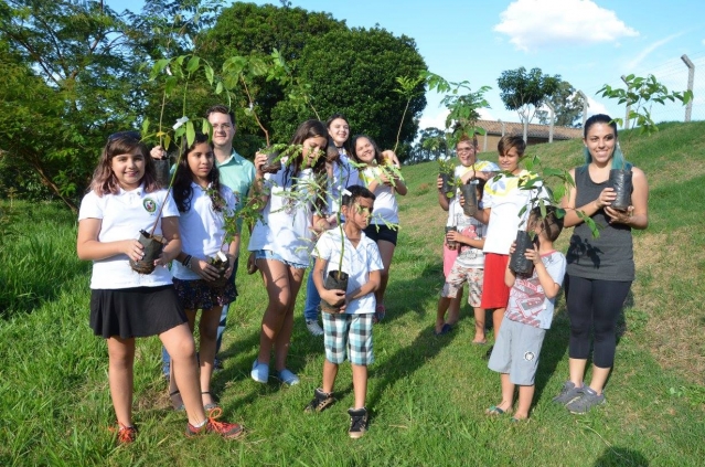 Crianças participaram do plantio de mudas na quarta-feira
