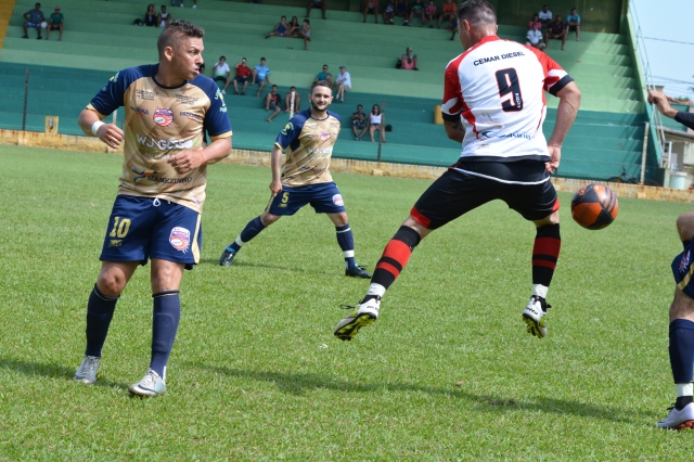 Nova Lençópis empatou com Deportivo (preto e vermelho) no tempo normal, mas venceu nos pênaltis