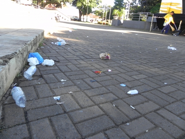 Resíduos deixados na praça da Concha Acústica, após show musical