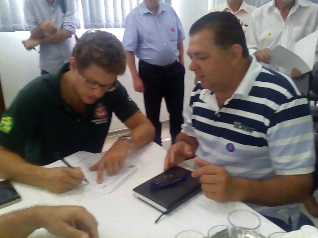 O secretário Ricardo Salles e o diretor Claudemir, durante evento do Programa Município Verde Azul
