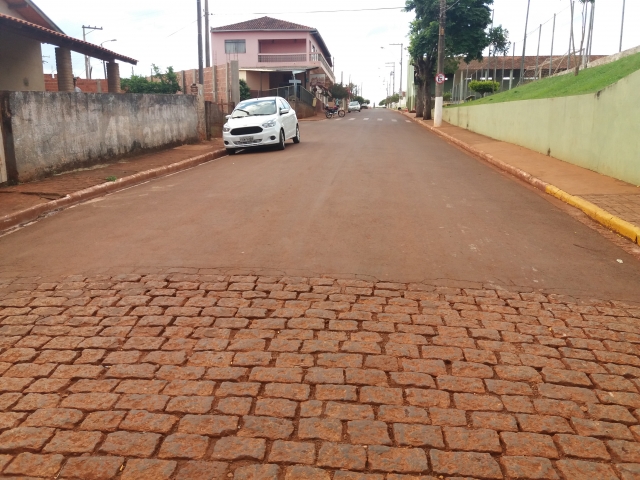 Pesquisa mostra que maioria dos moradores de Alfredo Guedes preferem asfalto; Prefeitura ainda estuda a questão