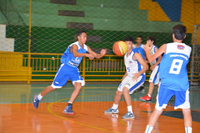 Basquete lençoense (uniforme azul) vai representar região na sequência dos Jogos da Juventude