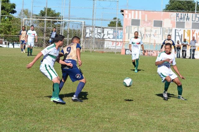 Palestra (uniforme branco e verde) venceu e está nas semifinais do Society