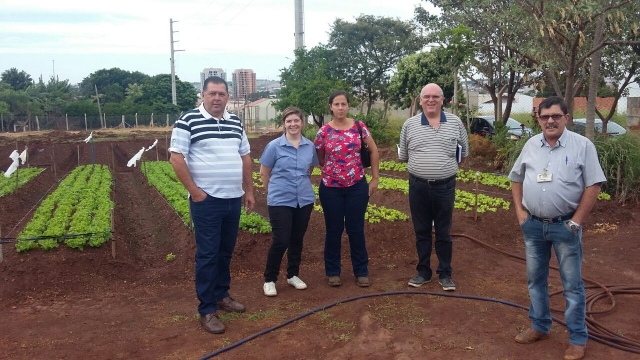 O grupo de Lençóis Paulista foi a Jau conhecer o projeto de horta municipal